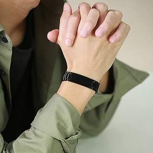 Braccialetto <span class=keywords><strong>con</strong></span> cinturino maschile in acciaio inossidabile 316l costoso di alta qualità all'ingrosso regalo <span class=keywords><strong>con</strong></span> nome inciso personalizzato per uomo padre - Product Image 4