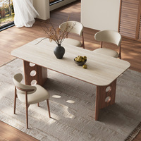 Ensemble de table et de chaises de salle à manger en bois et en pierre nordique de luxe moderne avec un design durable pour un usage domestique