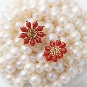 Pendientes de botón florales artesanales Namayo de Zambia con cuentas Miyuki y baño de oro de 24K para bodas y fiestas - Product Image 6