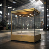 Vitrine de présentation de bijoux sur mesure, type musée, avec pieds fins et hauts, cadre en métal laiton doré et éclairage LED, pour montres et bagues
