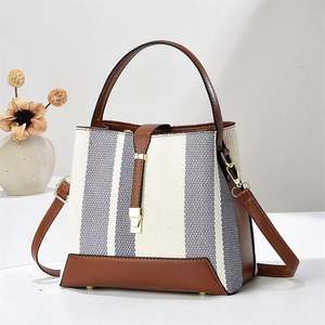 Bolso bandolera tipo cubo con cordón y logotipo personalizado de piel de guijarro para mujer - Product Image 3