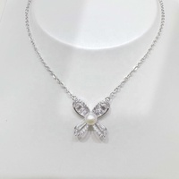 Collier Pendentif Délicat en Argent Sterling 925 Plaqué Or 18 carats en Forme de V avec Breloque Papillon en Coquillage et Pierre Précieuse pour Femme