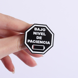 Pin de Esmalte con Etiqueta de Citas en Español, Broches con la Frase 'BAJO NIVEL DE PACIENCIA, ALTO NIVEL DE LOCURA', Joyería de Solapa, Regalo para Amigos - Product Image 4