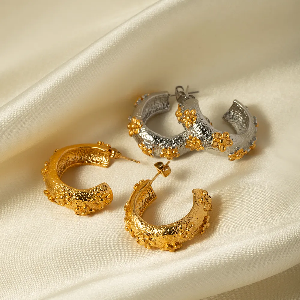 مجوهرات على الموضة مصنوعة من الفولاذ المقاوم للصدأ عيار 18 وتتميز بأشكال CC ومشابك وأشكال مطرقة وأشكال زهور وأشكال حلقات الأذن على شكل دائرية