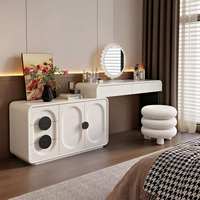 Ensemble coiffeuse style crème avec meuble de rangement latéral, miroir LED à bordure dentelle et tabouret rembourré empilable pour la décoration de chambre