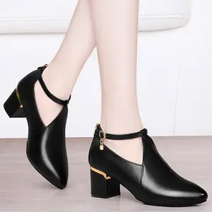 새로운 디자인 봄과 가을 한국 여성 지적 버클 두꺼운 뒤꿈치 블랙 가죽 신발 중년 어머니 신발