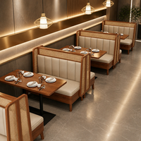 Ensemble de banquettes et tables en ivoire pâle, banquette en rotin teck, table de cantine pour café de quartier commercial et bistro de jardin