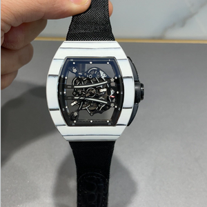 De la première qualité, le bracelet est fabriqué en caoutchouc fluoré de qualité aérospatiale. C'est une montre mécanique élégante. - Product Image 1