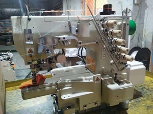 Machine à coudre industrielle à point de recouvrement à entraînement direct avec coupe-fil automatique - Product Image 3