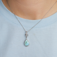 Pendentif en argent sterling 925 éthéré avec un grand larimar bleu naturel, un éclat bleu océan et un design de bélière délicat
