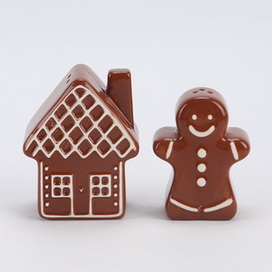 Salières et poivrières festives en forme <span class=keywords><strong>de</strong></span> <span class=keywords><strong>pain</strong></span> <span class=keywords><strong>d</strong></span>'épices - Ensemble en céramique bonhomme et maison en <span class=keywords><strong>pain</strong></span> <span class=keywords><strong>d</strong></span>'épices avec <span class=keywords><strong>d</strong></span>étails en glaçage blanc, <span class=keywords><strong>d</strong></span>écoration <span class=keywords><strong>de</strong></span> Noël. - Product Image 1