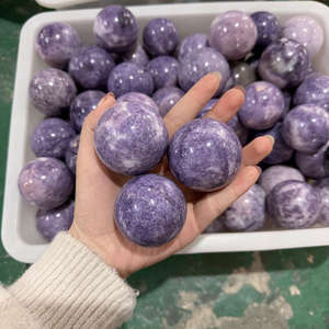 ลูกบอลคริสตัลไมกาเลพิโดไลต์สีม่วงธรรมชาติขัดเงาสำหรับการบำบัดและตกแต่งบ้าน ขายส่ง - Product Image 2