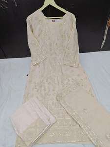 Ensemble de costume en soie cousu traditionnel avec fil Zari exquis travail pakistanais Salwar Kameez pour les occasions spéciales de fête - Product Image 4