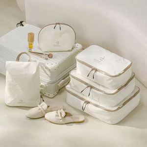 Ensemble de rangement de voyage portable personnalisé 5 pièces : Trousse de toilette et cubes de compression pour organiser les vêtements - Product Image 1
