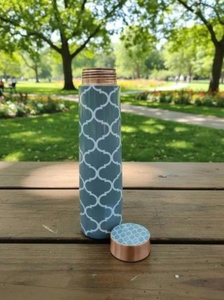 Bouteille d'eau écologique en cuivre pur avec motif de géométrie sacrée gravé, logo personnalisé pour les voyages et les activités de plein air - Product Image 3