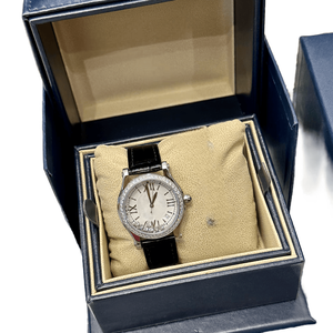 Montres rondes polyvalentes en quartz avec un design orné de cristaux, un cadran à chiffres romains et un bracelet en cuir de haute qualité Chopards - Product Image 1