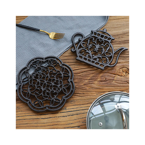 Set <span class=keywords><strong>de</strong></span> sets <span class=keywords><strong>de</strong></span> table en fonte <span class=keywords><strong>de</strong></span> campagne américaine Sous-verres <span class=keywords><strong>de</strong></span> table isolés pour casseroles et plats Tapis et tampons élégants - Product Image 4