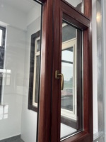 Elegantes Ventanas de Madera de Aluminio con Acabado en Vermillion y Padauk Africano para Villa Clásica