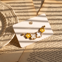 QIAOREN 14506 Clous d'oreilles en acier inoxydable avec fleur jaune, quartz blanc et petit trèfle, lot multiple, bijoux de mode quotidiens, cadeau