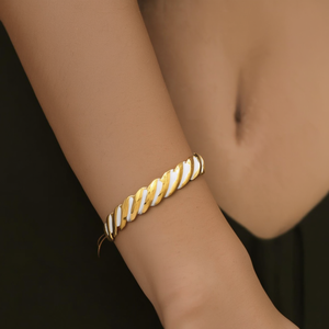 Brazalete de Moda en Acero Inoxidable 316L con Baño de Oro PVD, Joyería Sostenible y Resistente - Product Image 3
