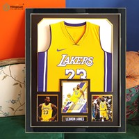 Marco de Exhibición para Camisetas, Caja de Madera Negra con Borde Dorado Espejo, Impresión Digital a Todo Color, 3 Aberturas para Fotos, Placa con Nombre, Deportes