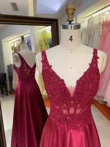 Robe de soirée élégante et simple en satin rouge à col en V avec motifs brodés à la main Serene Hill Dresses Evening Gowns - Product Image 3