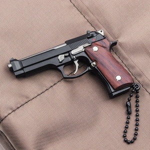 Modellino Pistola <span class=keywords><strong>Beretta</strong></span> <span class=keywords><strong>92F</strong></span> in Scala 1:3 con Manico in Legno Portachiavi Ciondolo Giocattolo in Metallo per Regali di Compleanno per Bambini Giocattolo Non Funzionante - Product Image 6