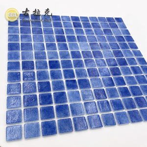 Mosaicos de Vidrio Iridiscente Azul Premium para Interiores de Yates y Diseño de Baños Marinos - Product Image 3