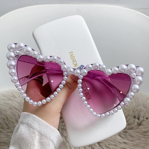 Lunettes de soleil rétro 2024 en forme de cœur avec monture perlée, tendance mode rose pour femmes, lunettes de soleil œil de chat pour hommes, protection UV400 pour la plage - Product Image 3