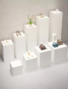 Columna Cuadrada de PVC y Tablero de Densidad Blanca Personalizada para Exhibición de Ropa y Zapatos, Base Blanca para Mostrador - Product Image 3