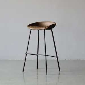 Tabouret de bar moderne en plastique noir avec pieds en métal et repose-pieds pour le petit-déjeuner et chaise de bistro
