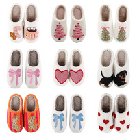 Chaussons de Noël pour femmes, mignons, en peluche, brodés avec un arbre de Noël et un bonhomme en pain d'épices, chauds pour l'hiver, antidérapants, pour la maison