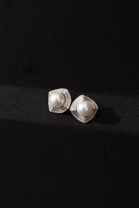 Versailles-inspired Vintage Feel, Light Luxury, Retro Wave Design, Subtly Adorned with Natural Aurora Pearl Stud <strong>Earrings</strong>. - Product Image 2
