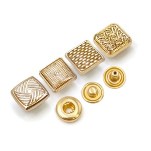 กระดุมโลหะตกแต่งขนาด 10 มม.-17 มม. แบบชุบเคลือบ สำหรับเสื้อผ้าผู้ชาย พร้อมโลโก้และลวดลายตามสั่ง - Product Image 1