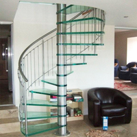 Escalier intérieur personnalisé haut de gamme avec marches en bois larges, main courante de sécurité, escalier en colimaçon moderne et technique