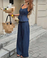 Le nouveau ensemble haut rayé bleu foncé et pantalon en jean pour femme est idéal pour un usage professionnel.