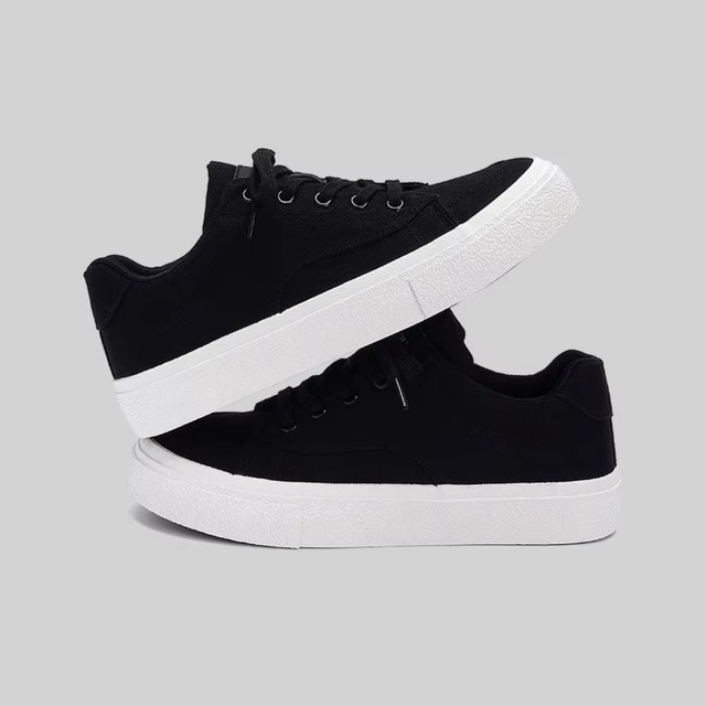 Wholesale Comfortable Men's Black Retro Skateboarding Flat Solid Sneakers Breathable Lace up Rubber Canvas Shoes for Men Summer