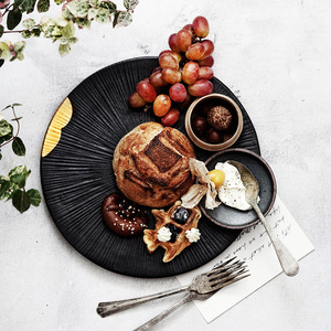 Ensemble d'assiettes en céramique texturée noire de luxe avec bordure dorée, assiettes de qualité commerciale pour steak, desserts et banquets de mariage - Product Image 2