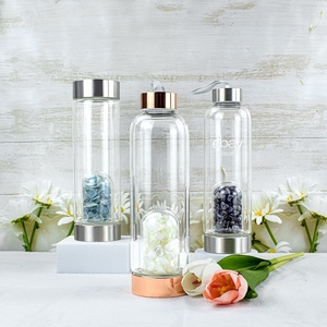 Botella de agua de cristal de 500ml al por mayor para mujeres con piedras preciosas de borosilicato de amatista de cuarzo rosa curativas para el bienestar - Product Image 1