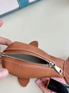 Nouveau porte-monnaie porte-clés en cuir véritable écologique en forme de dauphin, mignon et élégant, sac de rangement pour écouteurs et rouge à lèvres pour femme - Product Image 3