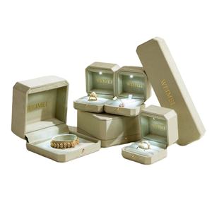 WEIMEI Boîte à bijoux en microfibre Lumière LED Velours Intérieur Logo personnalisable - Product Image 1