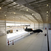 Bâtiment en structure d'acier préfabriqué certifié CE/ISO9001 avec panneaux sandwich pour hangar de petits avions et hélicoptères
