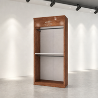 Vitrine en bois foncé grainé avec logo en relief, double tringle de suspension, étagère centrale, présentoir de vente au détail sur mesure