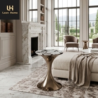 Table basse de décoration intérieure au design magnifique, avec pieds en laiton et plateau en marbre, très vendue