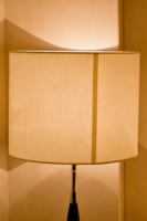 Lampadaire LED contemporain à segmentations, en métal noir brillant, avec abat-jour en tissu, intensité variable, couleur personnalisable