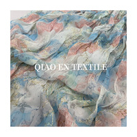 Tissu en mousseline de soie bleu poudré, broderie de branches et feuilles en fil d'or, semi-transparent, fluide, 100% polyester