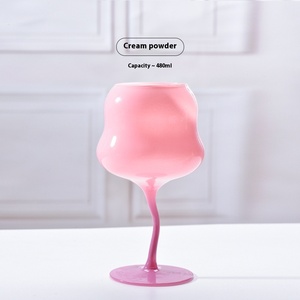 Tasse en <span class=keywords><strong>verre</strong></span> colorée à pied haut de gamme créative crème rouge <span class=keywords><strong>verre</strong></span> à vin <span class=keywords><strong>médiéval</strong></span> en gros pour les filles et <span class=keywords><strong>verre</strong></span> à vin torsadé - Product Image 6