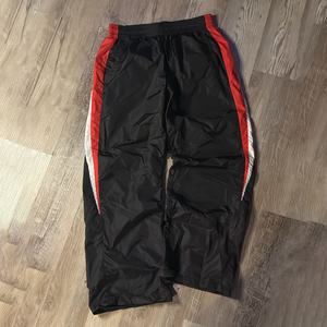 Pantalon de sport rétro pour homme 2025 - Noir avec des rayures rouges et blanches, idéal pour les activités décontractées quotidiennes et en plein air - Product Image 1