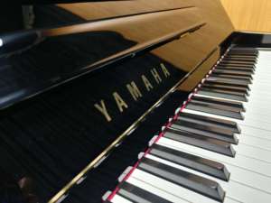 Piano droit d'occasion Yamaha U1M japonais, 88 touches pleine taille, mécanique à marteaux Beffa - Product Image 2