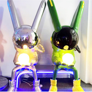 Escultura de conejo espacial de resina para montar en el suelo, figura decorativa artística contemporánea para hotel - Product Image 1
